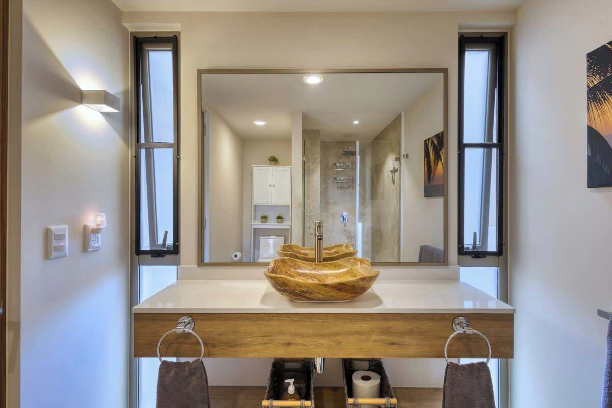 Douche, sèche-cheveux, serviettes fournies, shampoing