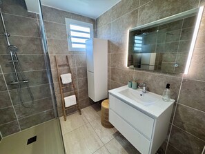 Shower, towels, soap, toilet paper - Apartment Mango Domaine Bethanie (Rivière-Salée)