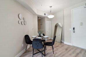 Dining - Near Marina del Rey & Venice Beach Pool, Hot Tub, FREE Gated Parking, 85" TV (Marina del Rey)