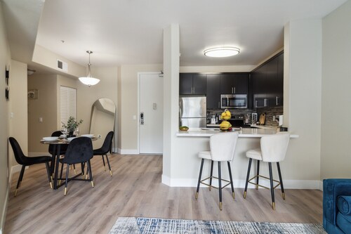 Near Marina del Rey & Venice Beach Pool, Hot Tub, FREE Gated Parking, 85" TV