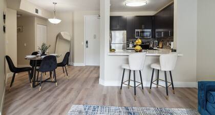 Near Marina del Rey & Venice Beach Pool, Hot Tub, FREE Gated Parking, 85" TV