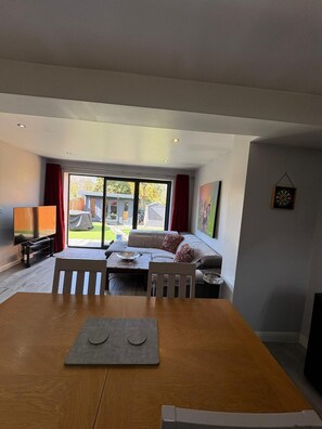 Smart TV - Old Basing Retreat is a sleek 3 bedroom, 2 bathroom home in historic village. (Basingstoke)