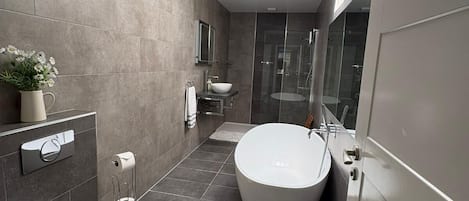 Haartrockner, Handtücher, Seife, Toilettenpapier
