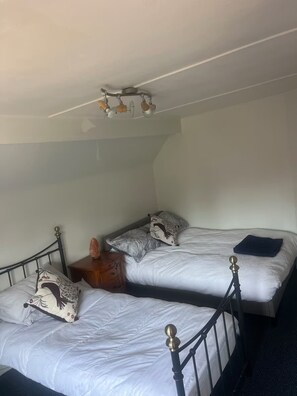 3 habitaciones, tabla de planchar con plancha, wifi y ropa de cama 
