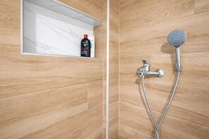 Haartrockner, Handtücher, Seife, Toilettenpapier