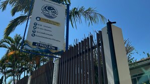 A signboard with amenities including a cafe, wifi, TV, and parking. - Pousada Sonho Meu - Penha (Penha)