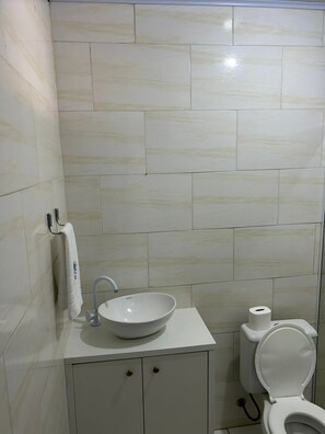 Family Room | Bathroom | Shower, towels, soap, toilet paper - Pousada Sonho Meu - Penha (Penha)