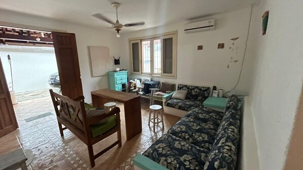 Living area - House with Jacuzzi in Juquehy for 12, 400m from the beach. (São Sebastião)