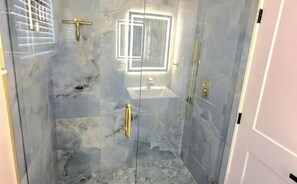 Bruser, håndklæder, Sæbe, Toiletpapir