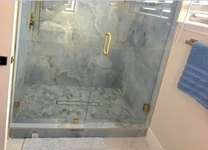 Dusche, Handtücher, Seife, Toilettenpapier