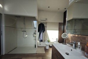 Een douche, een bubbelbad, een haardroger, een bidet