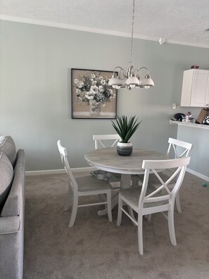 Dining - Your Coastal Escape Awaits! 2 Bedroom 2 Bath Waterway Community Sleeps 6! (North Myrtle Beach)