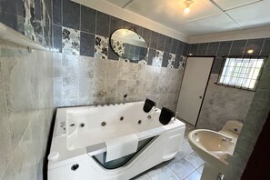Ein Badezimmer mit Badewanne, Waschbecken und Toilette.