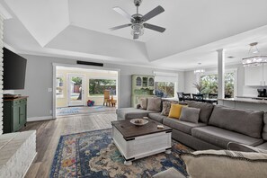 Smart TV - 4 bedrooms 2 1/2 baths with pool that can be heated. (Saint Simons Island)