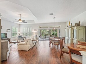 TV - Charming Large 3-bedroom 2 bath house in The Villages. (The Villages)