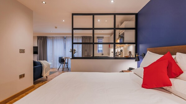 Deluxe studio | Een kluis op de kamer, een bureau, verduisterende gordijnen