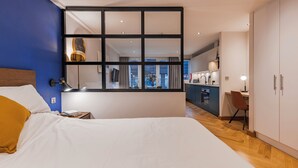 Studio Deluxe | Két bảo mật tại phòng, bàn, màn/rèm cản sáng, bàn ủi/dụng cụ ủi quần áo
