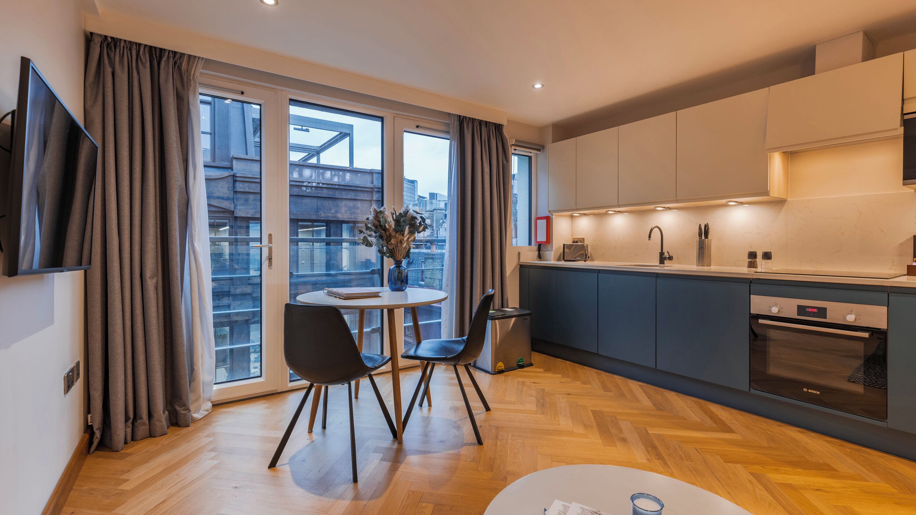 Deluxe Studio | Private kitchen | Coffee/tea maker, mini-fridge, microwave, oven