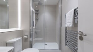 Sèche-cheveux, serviettes fournies, savon, shampoing
