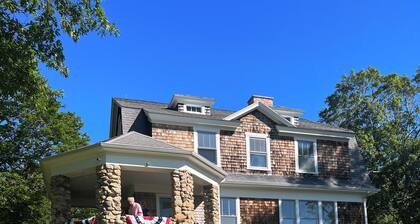 Dream Summer Escape 5-bedroom waterfront retreat in Westerly!