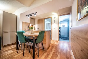 Dining - URBAN APARTMENT WITH FREE PARKING AND TERRACE (Celje)