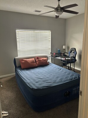 1 habitación, tabla de planchar con plancha, wifi y ropa de cama 