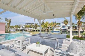 Outdoor dining - Pink Pearl Waterfront Retreat | Canal + Dock (Holmes Beach)