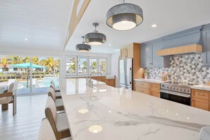 Private kitchen - Pink Pearl Waterfront Retreat | Canal + Dock (Holmes Beach)