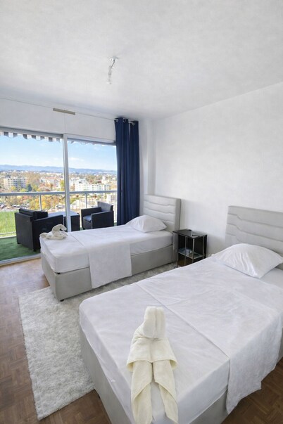Magnificent apartment in a private residence for 8 people, 5 minutes from Lyon, view of Part Dieu