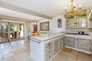 Private kitchen - Lovely family villa in Saint Paul de Vence (La Colle-sur-Loup)