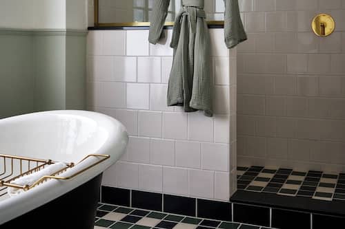 Corner King | Bathroom