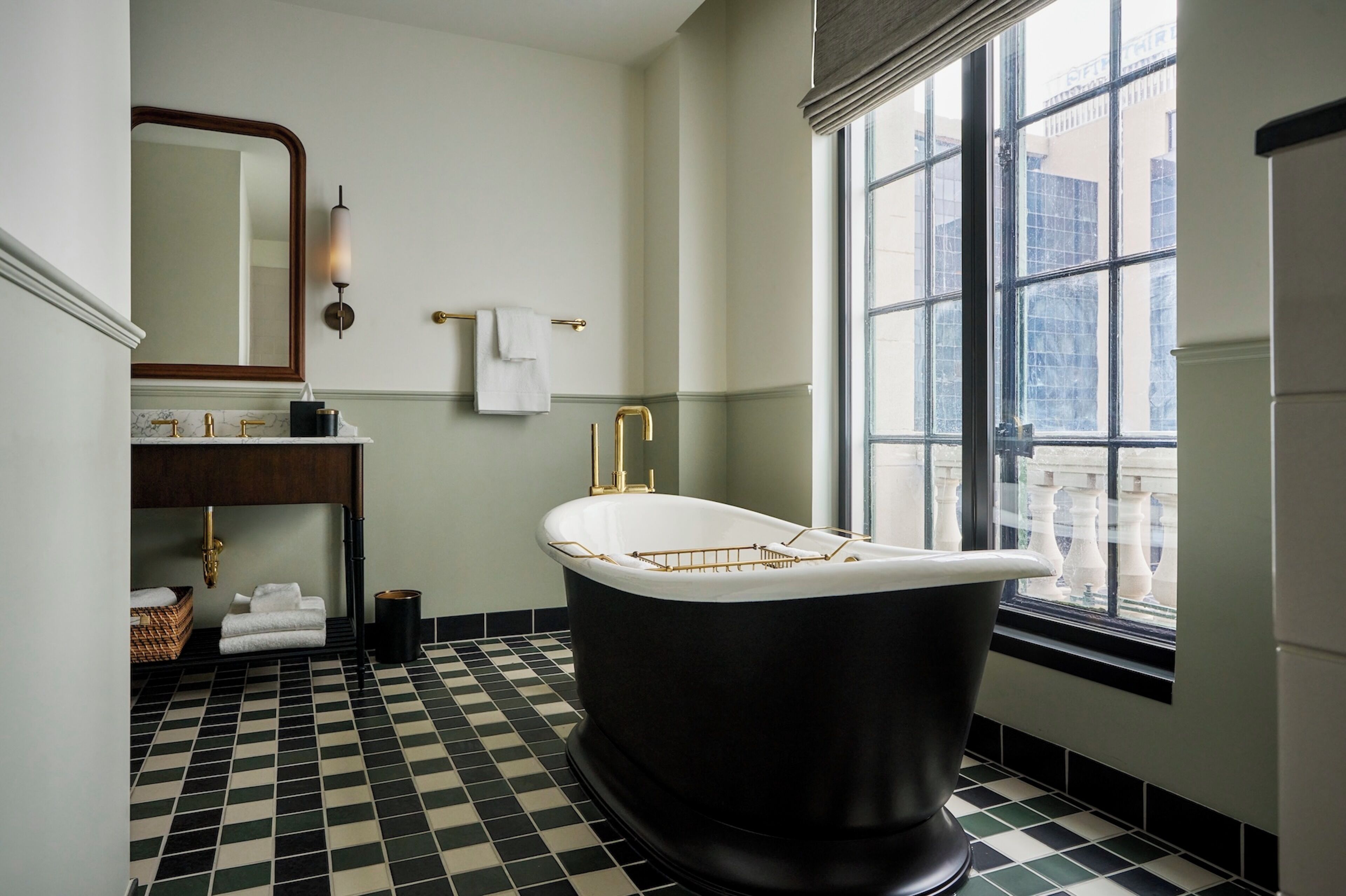 Corner King | Bathroom