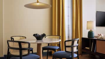 Superior Double Queen | Dining