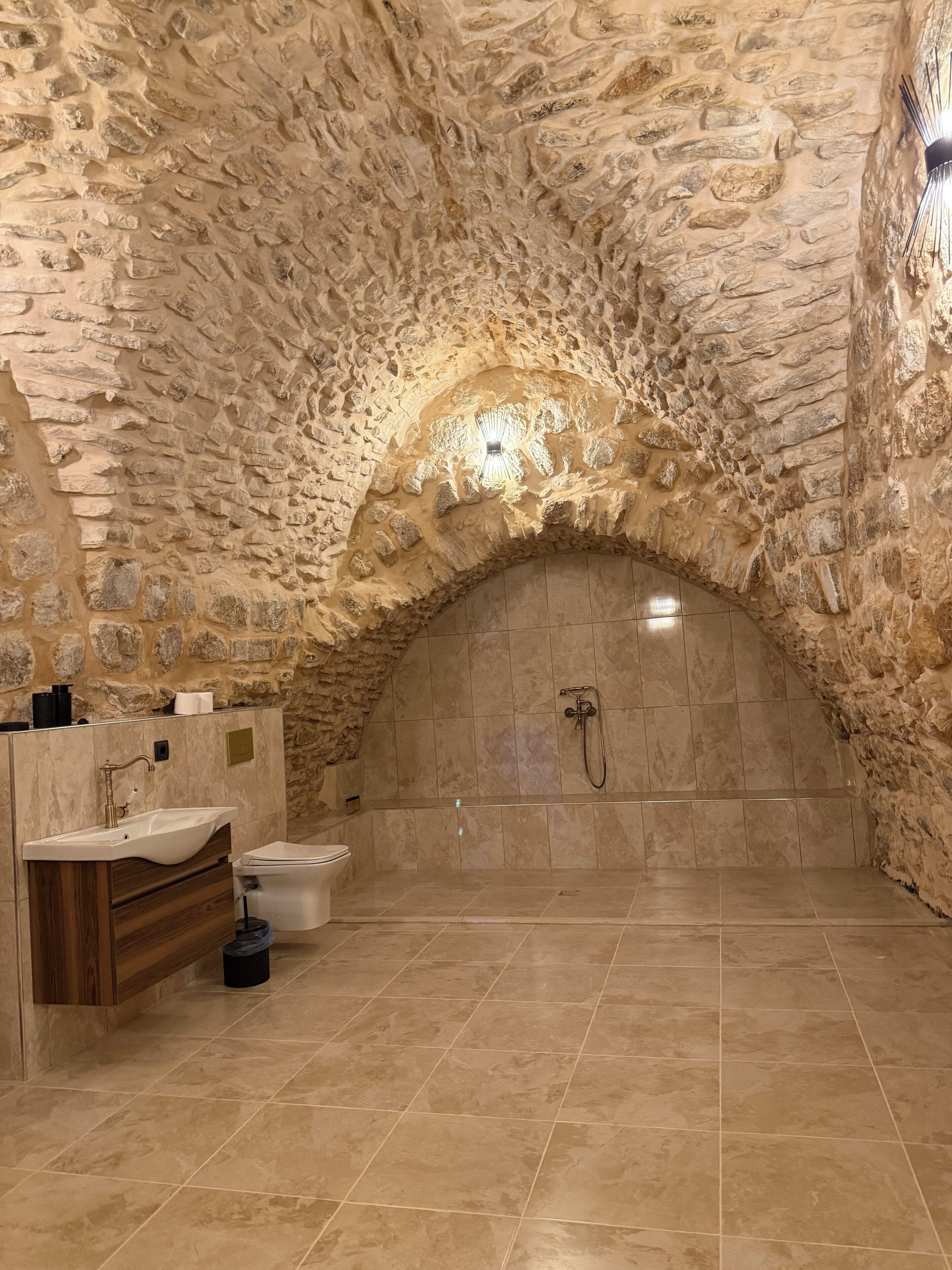 Chambre Deluxe Double ou avec lits jumeaux, vue cour intérieure | Salle de bain | Douche, sèche-cheveux, serviettes fournies, savon