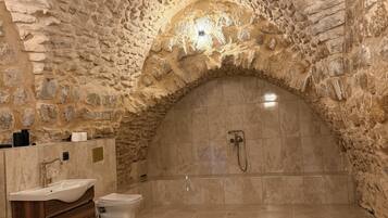 Chambre Deluxe Double ou avec lits jumeaux, vue cour intérieure | Salle de bain | Douche, sèche-cheveux, serviettes fournies, savon