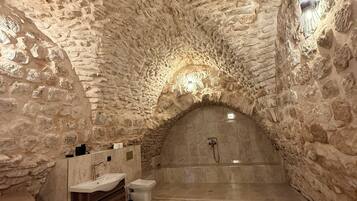 Deluxe Room, Non Smoking, Housekeeping | Bathroom