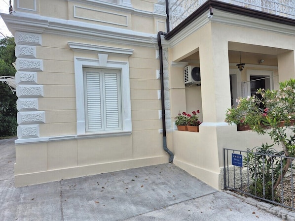Exterior detail - Cosy home, 60m2, balcony, yard, family-friendly, near sea, center, free parking (Opatija)