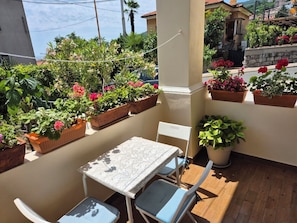 Outdoor dining - Cosy home, 60m2, balcony, yard, family-friendly, near sea, center, free parking (Opatija)