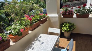 Outdoor dining - Cosy home, 60m2, balcony, yard, family-friendly, near sea, center, free parking (Opatija)