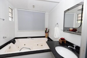 Deluxe Suite | Bathroom - Hotel SPA Paraíso (Cruzeiro do Sul)