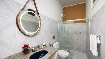 Deluxe Suite, Garden View | Bathroom