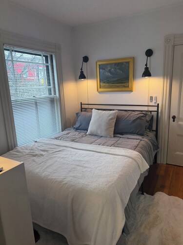 Historic, beautifully appointed 1 Bed, 2 minutes to the T and restaurants