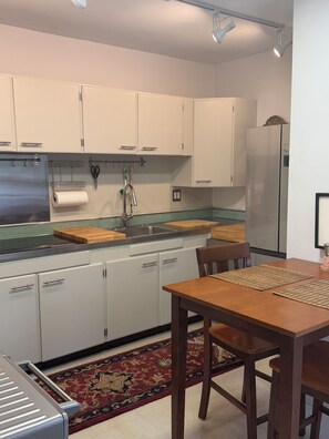 Private kitchen - Historic, beautifully appointed 1 Bed, 2 minutes to the T and restaurants (Somerville)