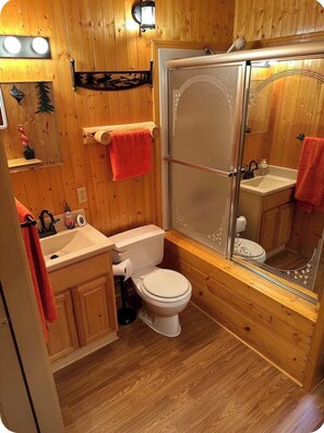Een douche, handdoeken, zeep, toiletpapier