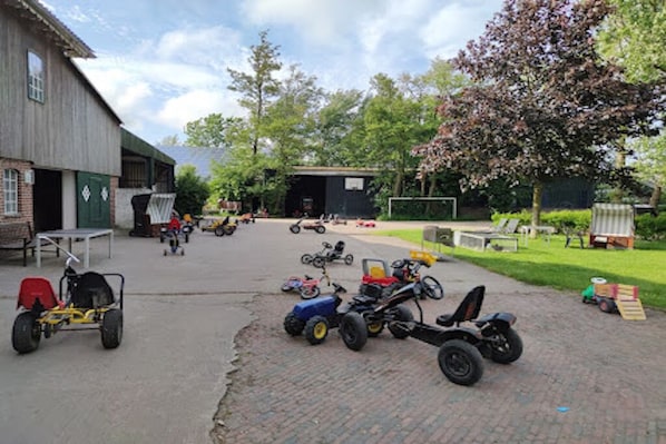 Property grounds - Vacation home "Chalet Paul" with terrace on our children's farm (Welt)