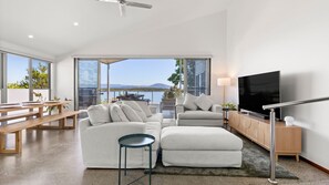 Smart TV, books, stereo - Pelican Retreat - Pet Friendly - Absolute Waterfront (Orient Point)
