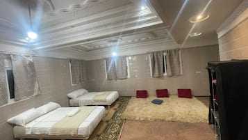 مكواة/لوح كي وخدمة الإنترنت وملاءات أسرّة