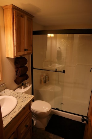 Shower, towels - High Valley Hideaway - Wi-Fi, Hot Tub, Smart TV's, BBQ (Packwood)