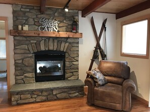Interior - High Valley Hideaway - Wi-Fi, Hot Tub, Smart TV's, BBQ (Packwood)