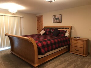 Desk, iron/ironing board, travel cot, free WiFi - High Valley Hideaway - Wi-Fi, Hot Tub, Smart TV's, BBQ (Packwood)